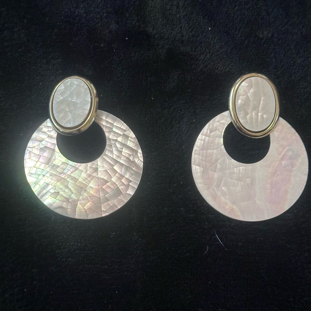 Lustrous Mother of Pearl Gold Tone Hanging Pierced Earrings Lightweight Neutral